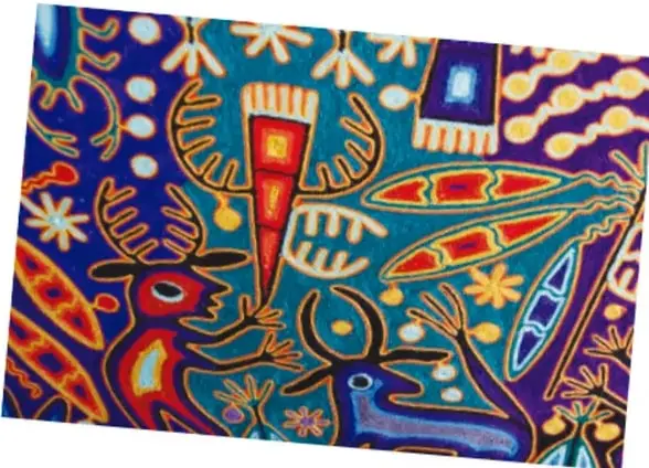 Textil bordado de colores vivos (azul, rojo, amarillo) con motivos de venados, aves y figuras geométricas, probablemente bordado de Tlaxcala o de alguna región de México.