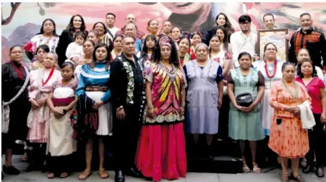 Fotografía de un grupo numeroso y diverso de personas posando juntas, representando participación comunitaria.