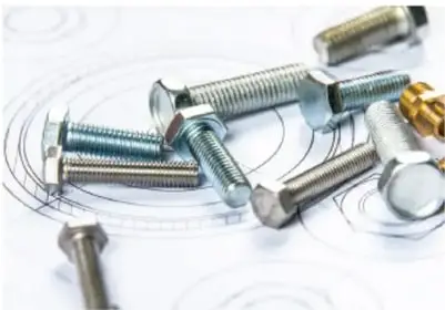Fotografía de tornillos sobre un plano técnico.