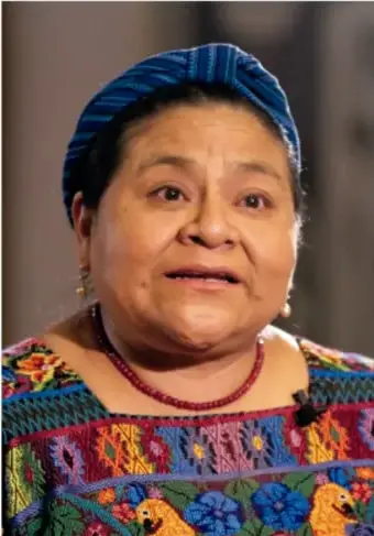 Fotografía de Rigoberta Menchú Tum, con traje tradicional maya y tocado azul.