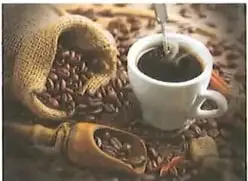 Fotografía de granos de café y una taza de café.