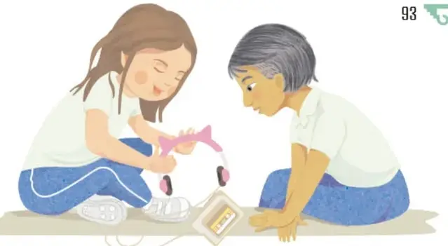 Silvana y Aurelia sentadas en el piso compartiendo unos audífonos conectados a un reproductor pequeño.
