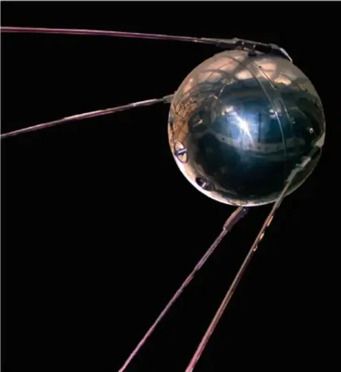 Fotografía del satélite Sputnik, esfera metálica con cuatro antenas, emblemático de la carrera espacial iniciada en 1957.