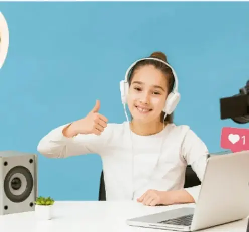 Fotografía de una niña con audífonos, sentada frente a una computadora portátil, dando un pulgar arriba (me gusta), junto a un altavoz y un ícono de corazón con el número 1, representando la interacción en plataformas digitales.