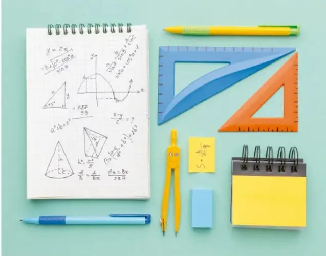 Fotografía de material escolar: cuaderno con espiral con fórmulas y figuras geométricas, dos escuadras (azul y naranja), compás amarillo, lápices, borrador azul y notas adhesivas amarillas sobre fondo verde agua.