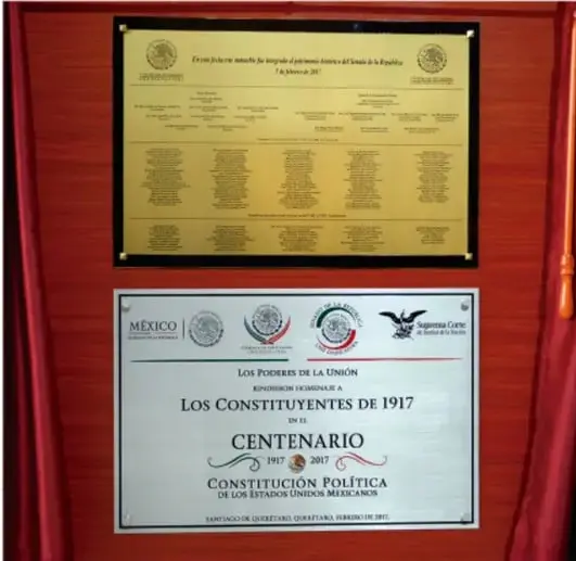 Placa conmemorativa del Centenario de la Constitución Política de los Estados Unidos Mexicanos, 1917-2017, exhibida en un marco rojo.