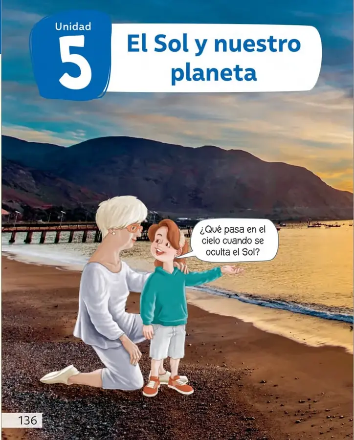 Escena de una playa al atardecer: el mar y un muelle a la izquierda, cerros oscuros al fondo, cielo con tonos anaranjados y azules. En primer plano, una señora mayor arrodillada conversa con un niño de polera verde que señala el horizonte. Un globo de diálogo dice: «¿Qué pasa en el cielo cuando se oculta el Sol?».