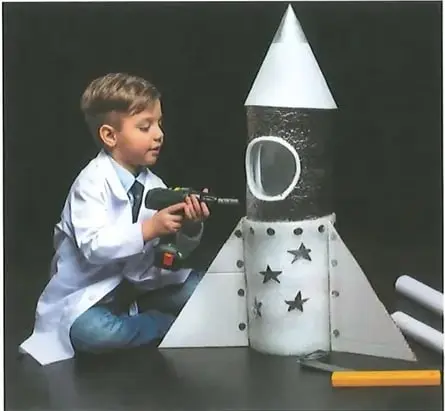 Ilustración de una niña dentro de un cohete que viaja por el espacio.