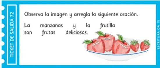 Plato blanco con fresas y manzanas cortadas en forma de corazón.