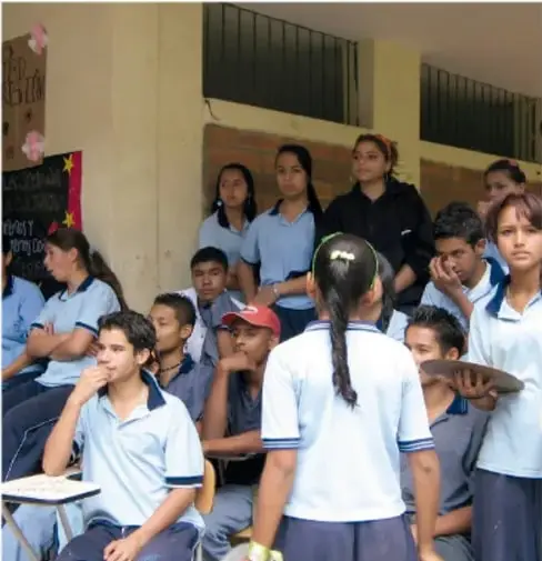 Fotografía de estudiantes de secundaria reunidos en asamblea comentando los planteamientos del proyecto.