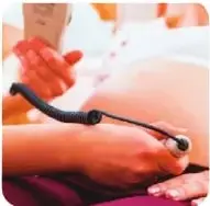 Fotografía de una mujer recibiendo un control prenatal.