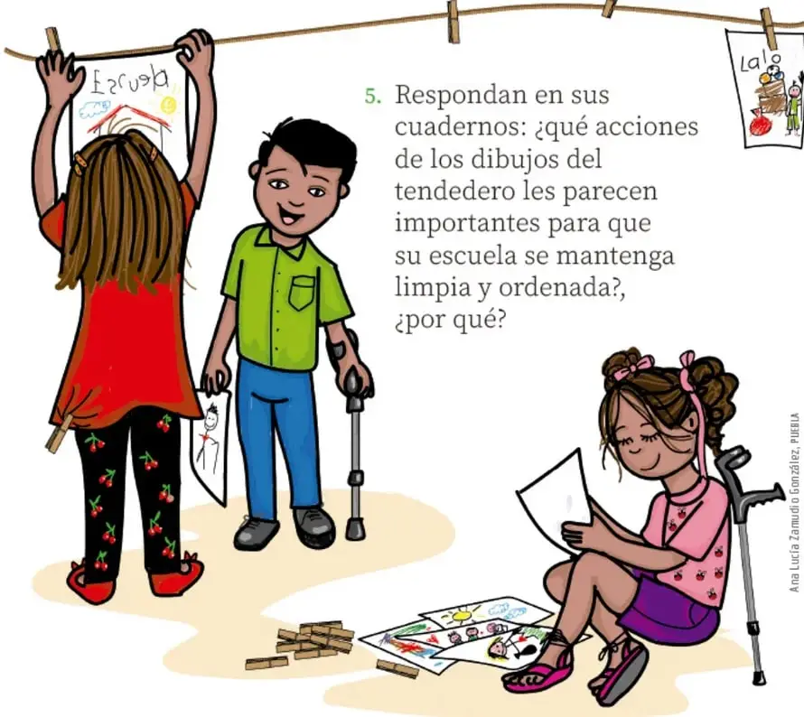 Tres estudiantes: una niña con tirantes de cerezas colgando un dibujo titulado "Escoba" en el tendedero, un niño con muleta observando, y otra niña sentada en el piso dibujando junto a un crutch; hay pinzas y dibujos sueltos en el suelo.
