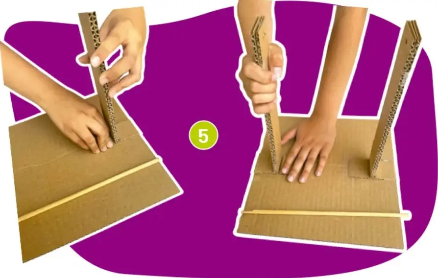 Manos pegando las pestañas de las tiras sobre el cartón de 25 x 25 cm, paso 5.