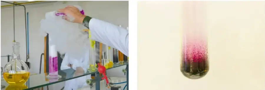Mano con guante negro colocando un tubo en una centrífuga de laboratorio; pie de foto la asocia al yodo (sólido que sublima).