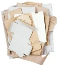 Tres imágenes: recortes de papel y cartón, una rama de algodón y fibras blancas sintéticas.