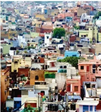 Fotografía de un conjunto urbano denso con viviendas de colores, ilustrando el tema de grupos urbanos.