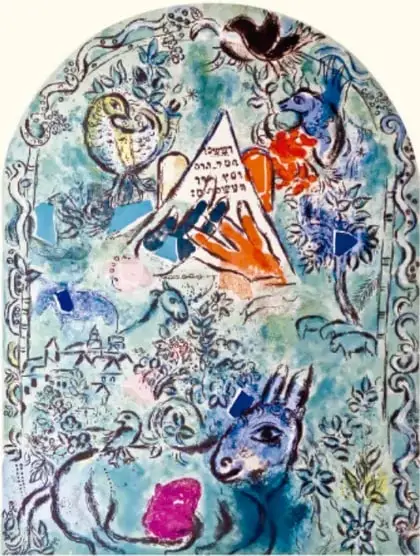 Vitral 'The Tribe of Issachar' (1964) de Marc Chagall, con figuras simbólicas y colores azules y rojos.