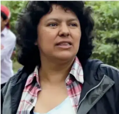 Fotografía de Berta Cáceres al aire libre.
