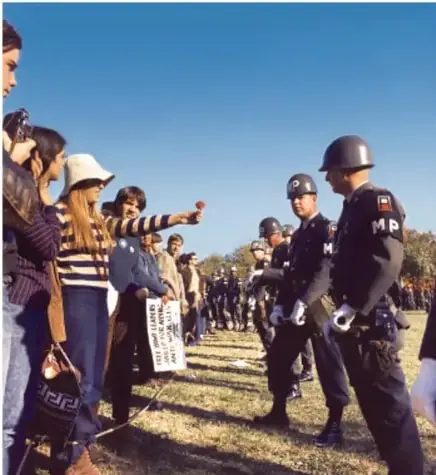 Fotografía de una protesta estudiantil o manifestación con jóvenes y policías antimotines, representando los movimientos sociales de la época.