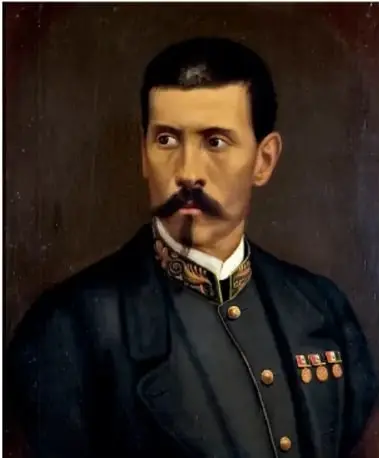 Retrato pictórico de Porfirio Díaz con uniforme militar, bigote y medallas, representando su régimen durante el porfiriato.