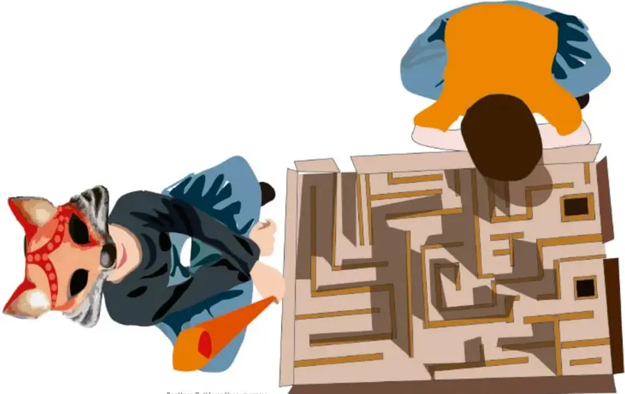 Dos niños observan una caja de cartón con un laberinto de paredes; uno usa una máscara de zorro y el otro está de espaldas con playera naranja.