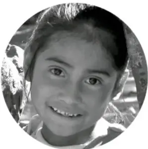 Fotografía circular en escala de grises de una niña sonriente que representa al estudiante participante.