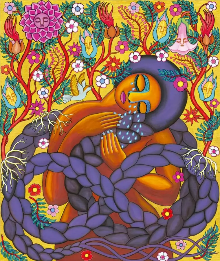Pintura 'Trenza infinita' (Santiago Savi, 2019): mujer de ojos cerrados con lágrimas azules, manto y trenzas moradas en nudo infinito con raíces blancas, rodeada de ramas floridas, elotes con rostro, flores con caras y un pájaro, sobre fondo dorado.