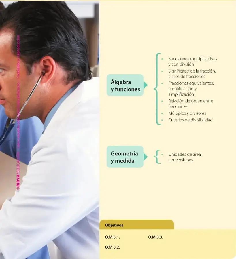 Fotografía de un profesional de la salud utilizando un estetoscopio.