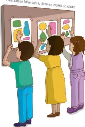 Tres niños colgando dibujos de papel de colores sobre un tablero o pizarra, simulando el montaje de la exposición. Crédito: Mara Natalia Edisa Juárez Ramírez, Ciudad de México.