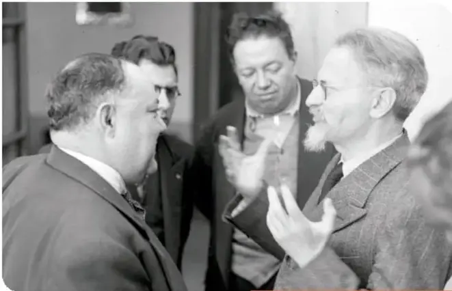 Fotografía en blanco y negro de León Trotsky, Diego Rivera y André Breton conversando.