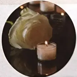 Imagen de una vela encendida junto a un alimento, relacionada con el fragmento del cuento «La Caracola».