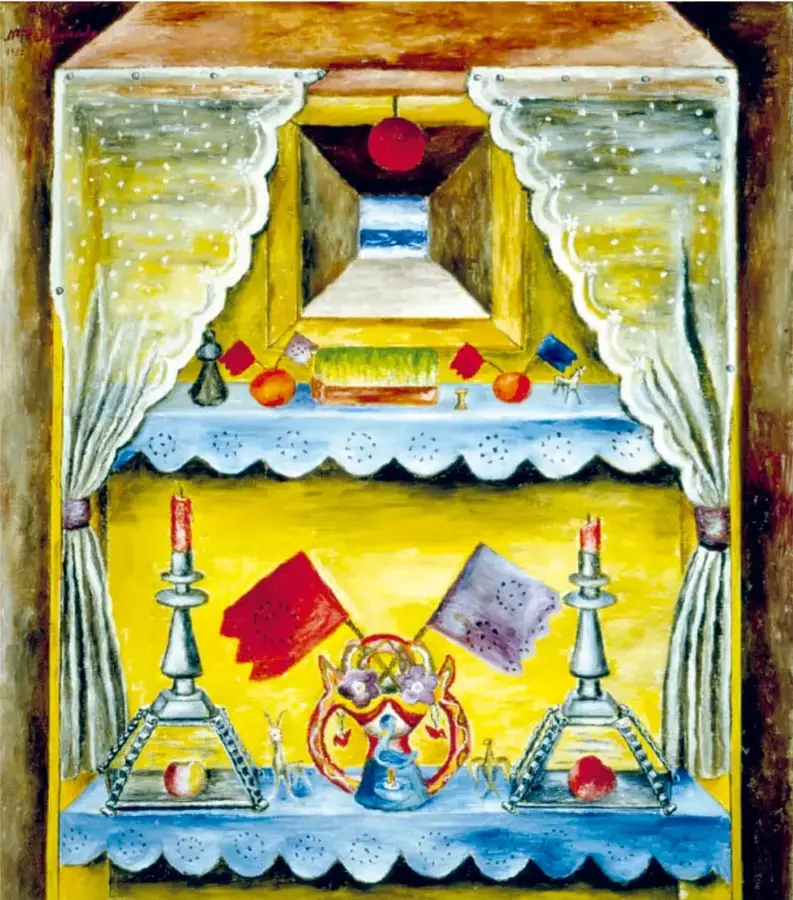 Reproducción de la obra 'Alacena' (1952) de María Izquierdo: un mueble o alacena de madera con cortinas blancas a los lados, entrepaños con objetos como velas, banderas rojas y moradas, frutas, una figura central y un fondo amarillo intenso con un espejo o ventana al centro.