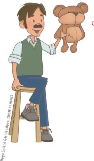 Maestro sentado en una banqueta alta que sostiene un oso de peluche en alto; representa el objeto de turno para hablar; crédito: Maya Selene García López, CDMX.