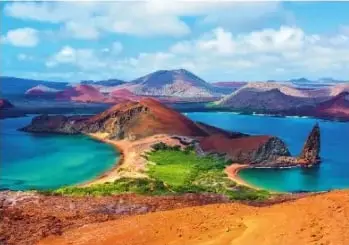 Paisaje volcánico de las islas Galápagos, con conos volcánicos, lava y vegetación.