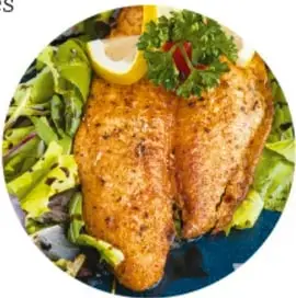 Plato con pescado a la plancha acompañado de ensalada de verduras.