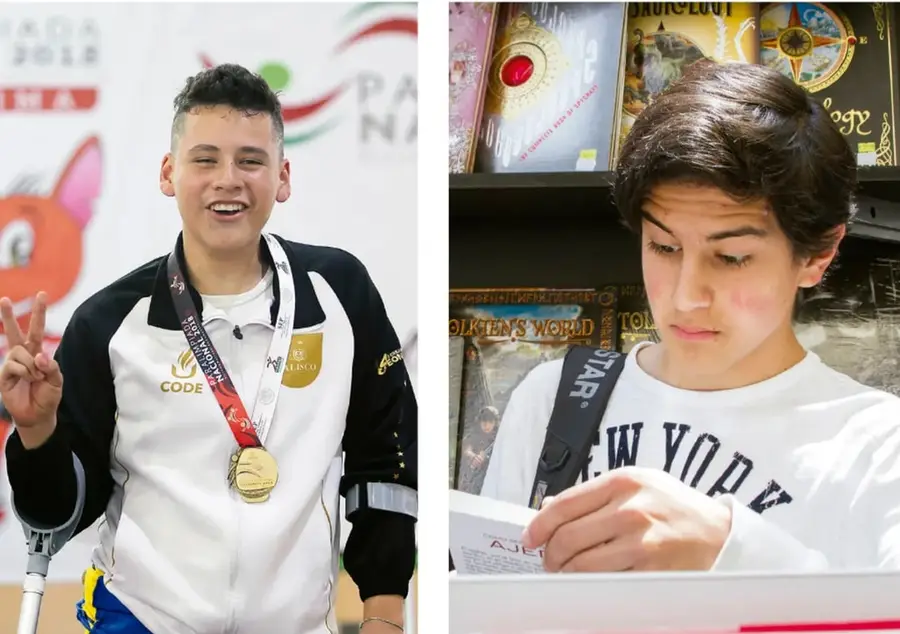 Fotografía de un joven atleta sonriente con medalla al cuello y chaqueta deportiva, haciendo el gesto de paz con la mano.