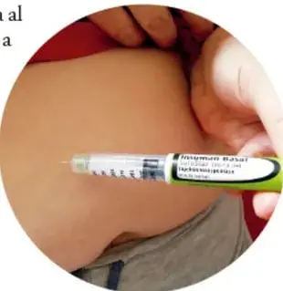 Fotografía de una persona aplicándose una inyección de insulina en el brazo con una pluma dosificadora.