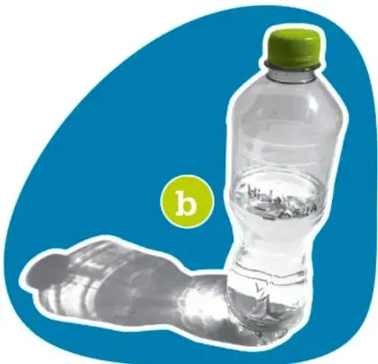Mano presionando la botella tapada, que se deforma.