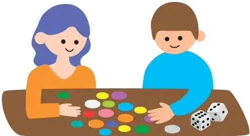 Ilustración de dos estudiantes jugando con tapas de colores y dados sobre una mesa.