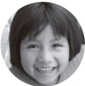 Fotografía en blanco y negro de una niña sonriente.