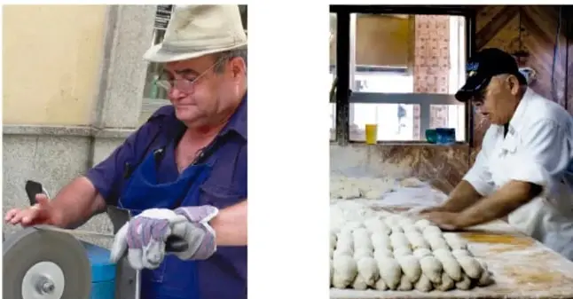 Hombre con sombrero, lentes, mandil y guantes que afila una herramienta en una rueda de esmeril, al aire libre o en un taller.