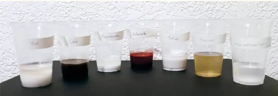 Serie de vasos etiquetados con sal, café, bicarbonato, colorante, talco, azúcar y ácido acetilsalicílico.