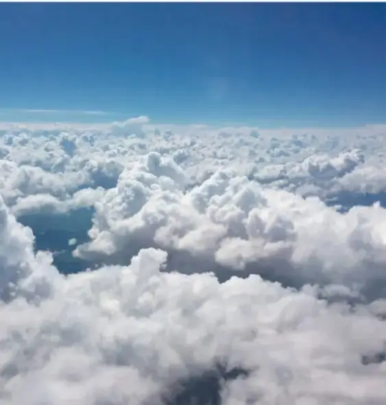 Fotografía de nubes vistas desde arriba, representando la atmósfera terrestre.