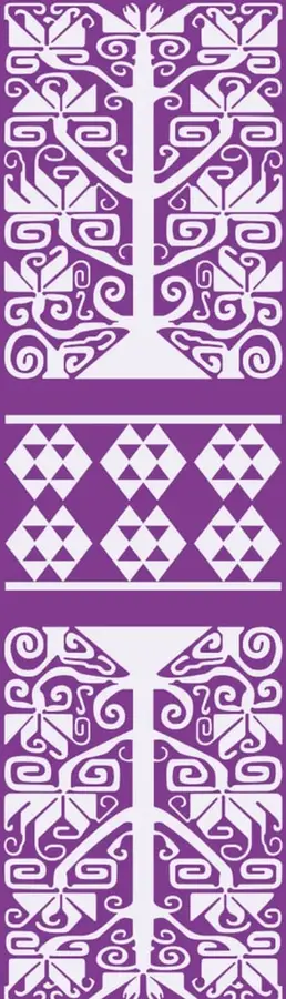 Franja vertical morada con tres patrones decorativos blancos de estilo geométrico prehispánico: arriba un diseño simétrico con espirales y formas escalonadas, al centro una greca de rombos y triángulos, y abajo otro diseño simétrico con espirales y líneas escalonadas.