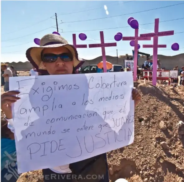 Fotografía de un cartel con la palabra 'ATENCO' y una cinta con la palabra 'ASON'.