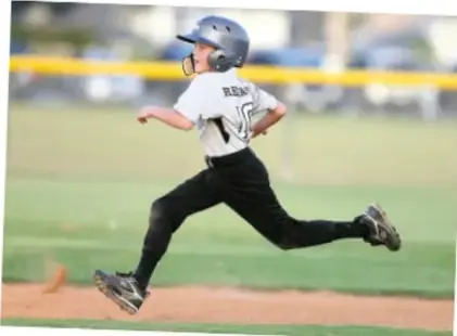 Fotografía de un niño corriendo con uniforme de béisbol, ilustrando un movimiento visible del cuerpo humano.