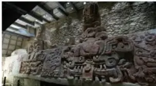 Fotografía del Friso de Balamkú, pared modelada maya en Campeche.