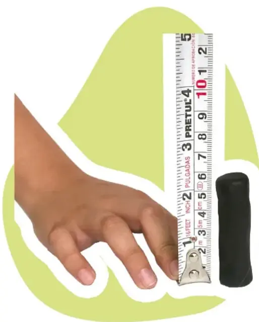 Mano amasando una tira de plastilina negra sobre fondo verde