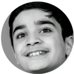 Fotografía circular en blanco y negro de un niño sonriente.