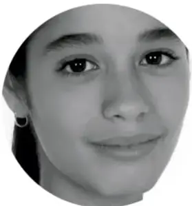 Fotografía circular en blanco y negro del rostro de una niña sonriente.
